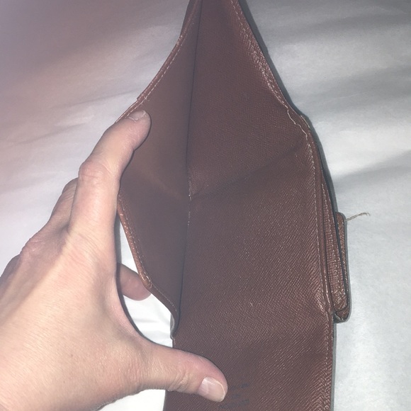Louis Vuitton compact wallet. EUC. Brown leather with monogram. Holds CC/change - Picture 7 of 7